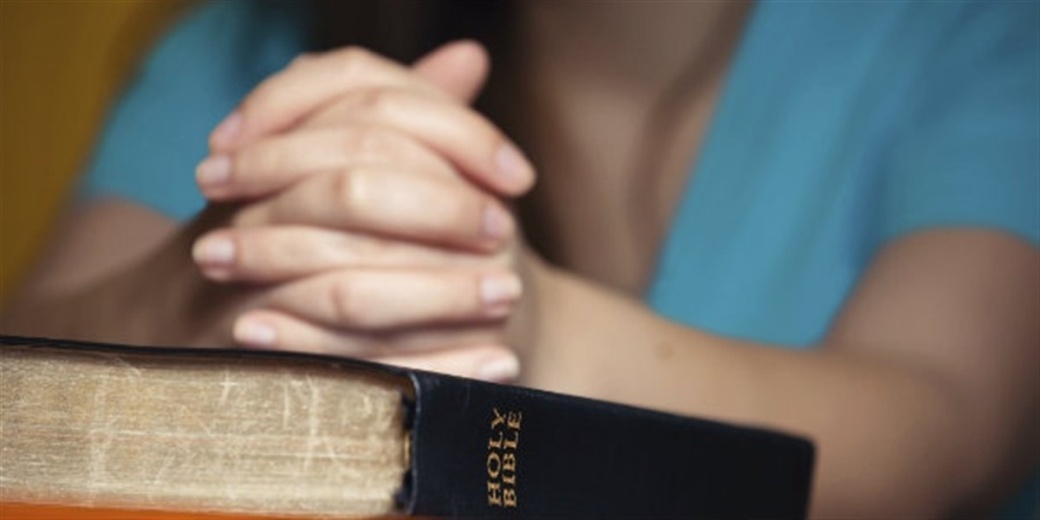 11492-bible-pray-woman-study-read-1200w-tn
